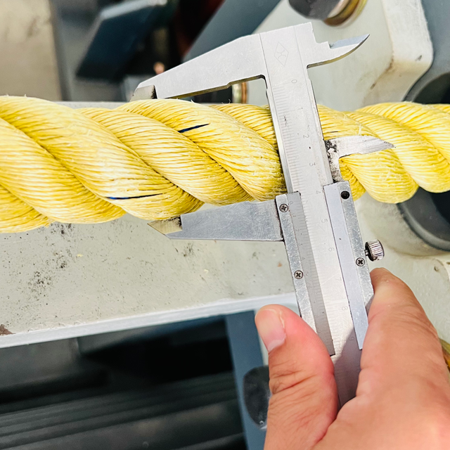 用于生产 30–40mm 重型扭绳的智能 3/4 股制绳机